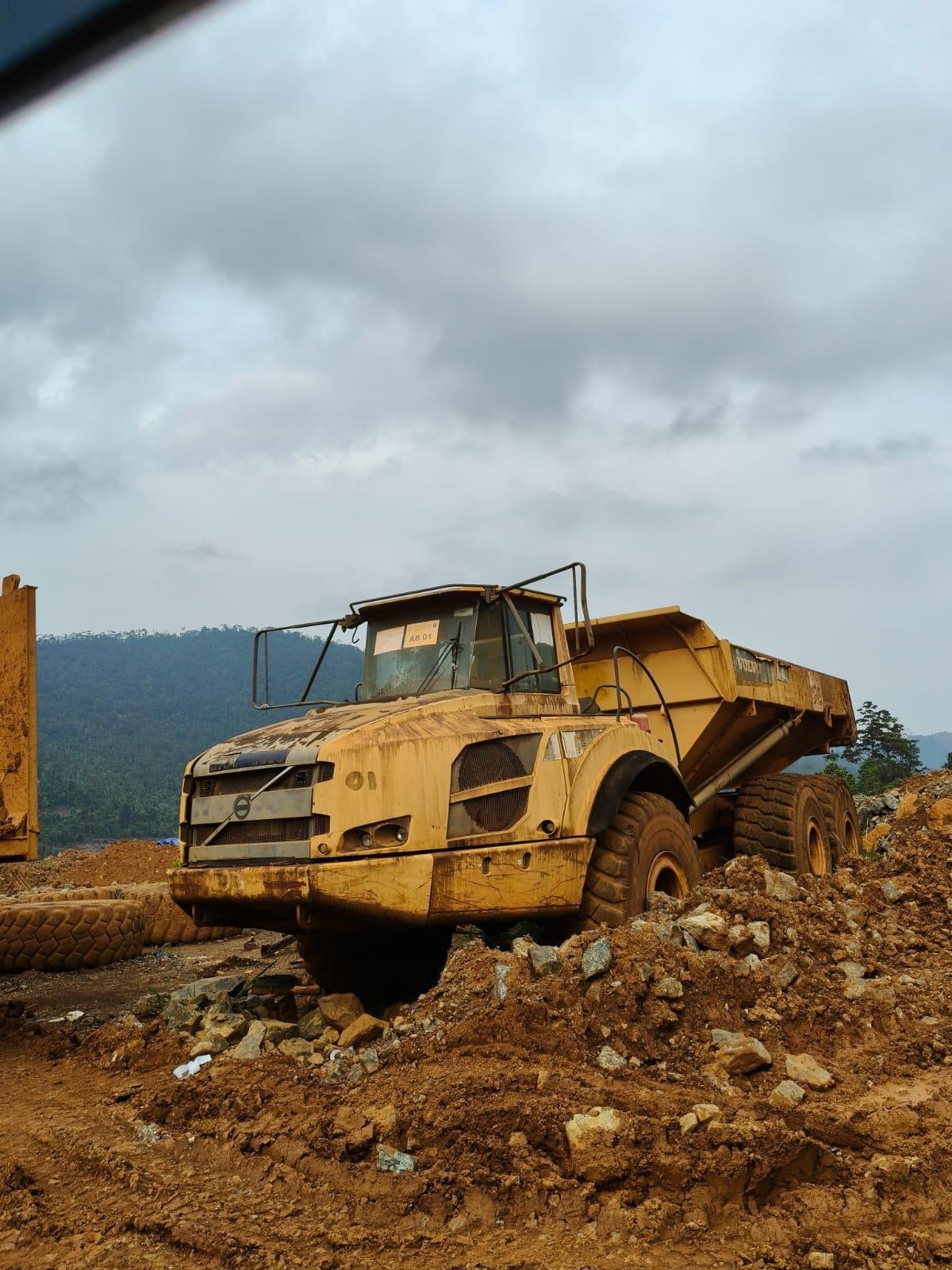Kejari Konawe Laksanakan Pemeliharaan Barang Rampasan Negara Berupa Alat Berat dan Dump Truck di Desa Morombo Pantai