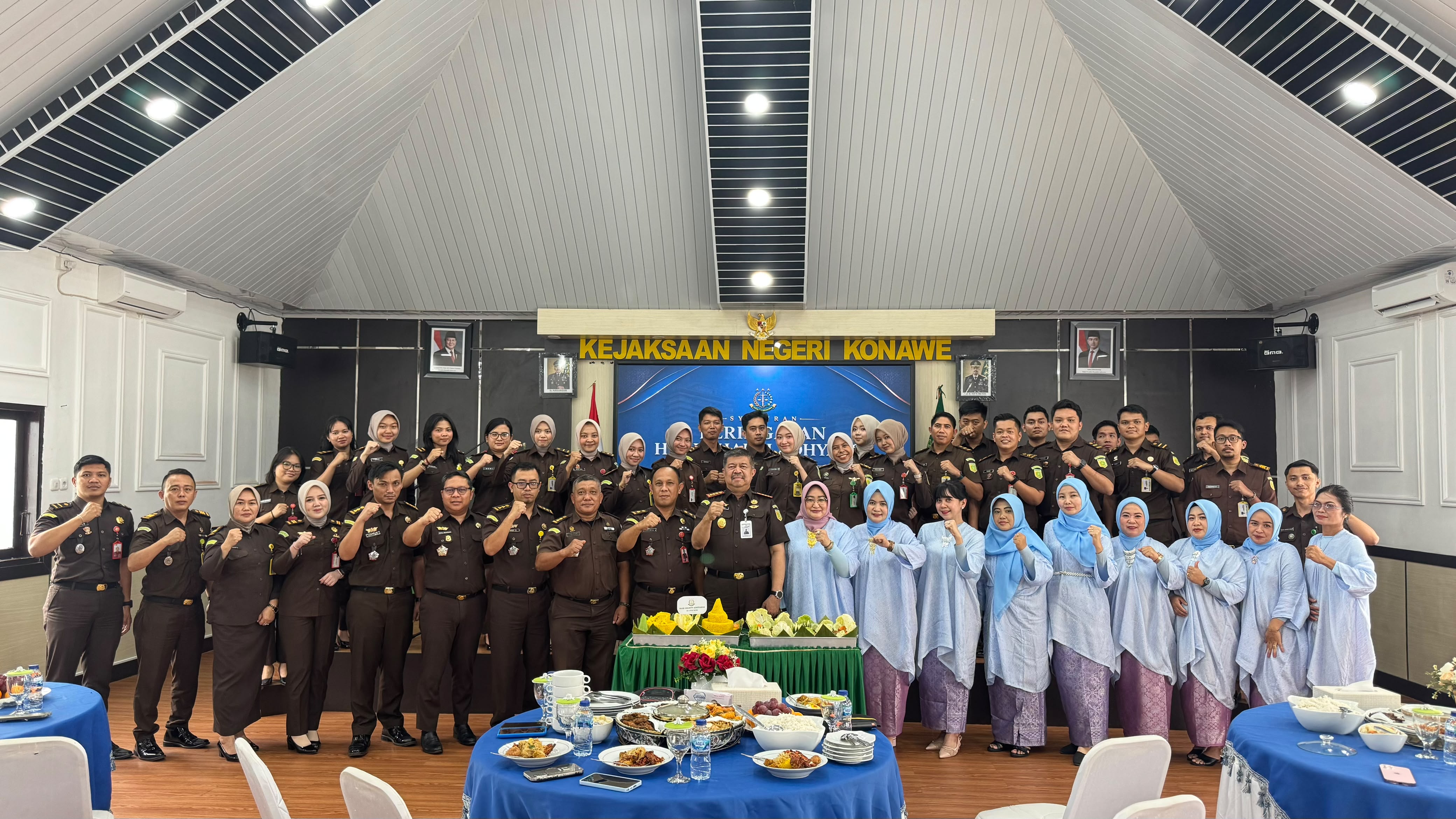 Peringati Hari Bakti Adhyaksa, Kejari Konawe Gelar Potong Tumpeng dan Ikuti Ceramah Ustadz Maulana secara Nasional